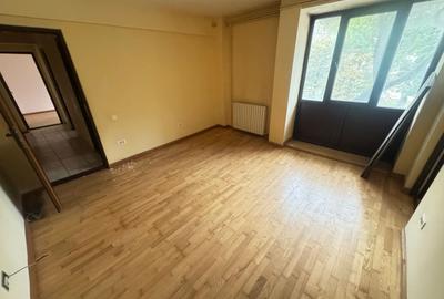 Apartament cu 3 camere semidecomandat, mobilat în Ultracentral
