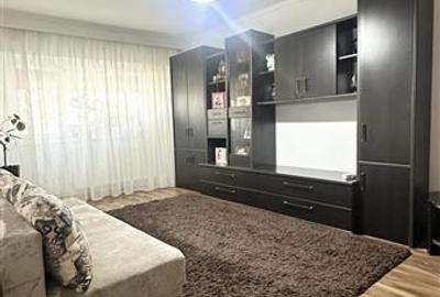 Apartament cu 3 camere decomandat în Delfinariu