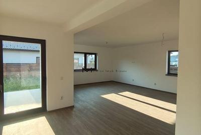 Casă cu 4 camere în Noua
