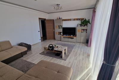Apartament cu 3 camere decomandat în 13 Decembrie - 2