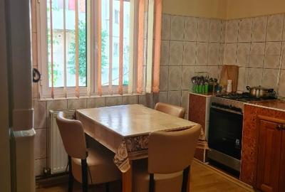 Apartament cu 3 camere decomandat, mobilat în Central