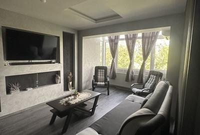 Apartament cu 3 camere semidecomandat în Independenței