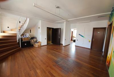 Penthouse cu 5 camere decomandat în Dorobanți