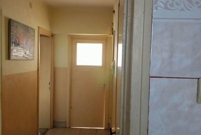 Apartament cu 3 camere decomandat în Calea București
