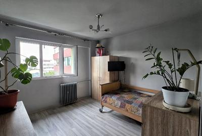 Apartament cu 3 camere decomandat în Republicii