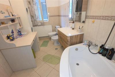 Casă individuală cu 8 camere cu Canalizare în Central - 25