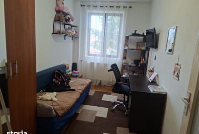 Apartament cu 3 camere decomandat în Democrației