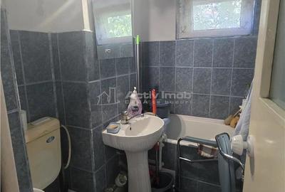 Apartament cu 2 camere semidecomandat în Rovine