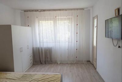 Garsonieră decomandată în Sud