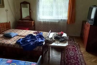Casă cu 3 camere cu Teren 2588 Mp în Central - 2
