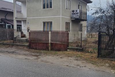 Casă individuală cu 4 camere cu Canalizare în Păușești-Măglași