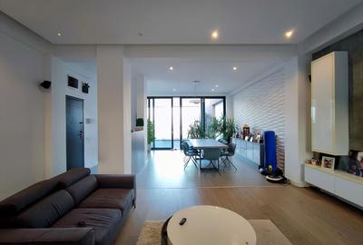 Penthouse cu 4 camere decomandat, mobilat în Palazu Mare - 2