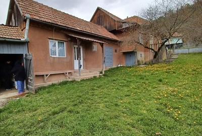 Casă cu 4 camere în Almașu