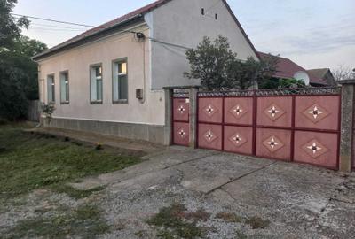 Casă cu 4 camere în Sânmartin