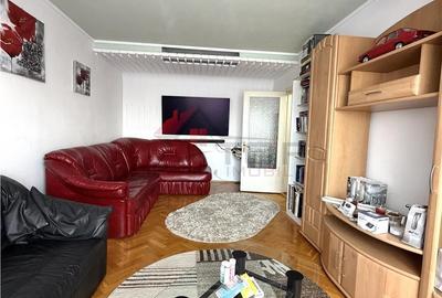 Apartament cu 3 camere decomandat în Nicolina