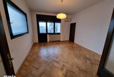 Apartament cu 4 camere în Romană