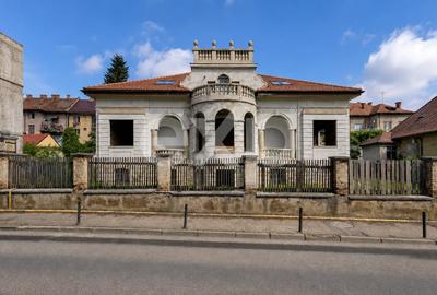 Casă individuală cu 9 camere cu Canalizare în Centrul Istoric