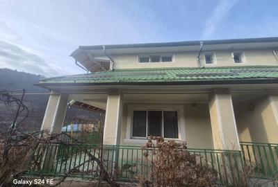 Casă cu 6 camere cu Canalizare în Exterior Est - 1