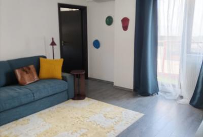 Apartament cu 3 camere semidecomandat în Dămăroaia