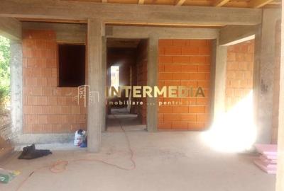 Casă individuală cu 4 camere cu Canalizare în Central