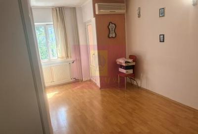 Apartament cu 3 camere decomandat în Drumul Sării