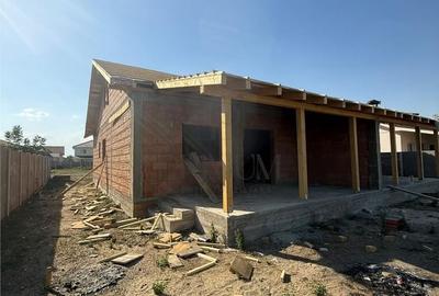 Casă cu 3 camere decomandat în Moșnița Veche