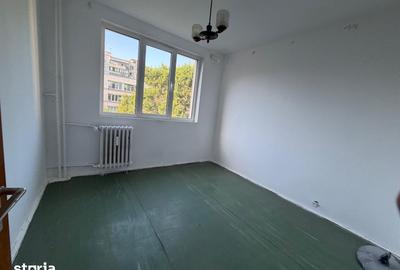 Apartament cu 3 camere semidecomandat în Ozana