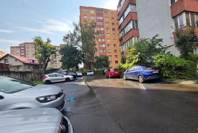 Apartament cu 3 camere decomandat în Tractorul