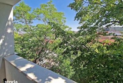 Apartament cu 3 camere semidecomandat în Crângași