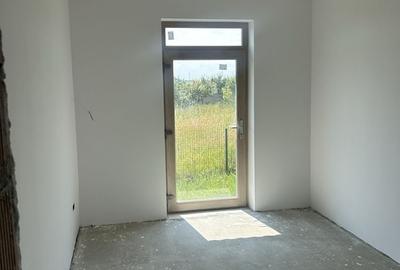 Casă cu 4 camere în Noua