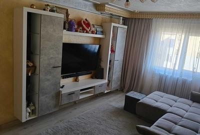 Apartament cu 3 camere decomandat în Canta