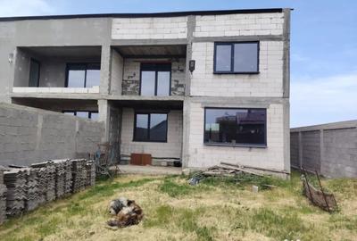 Casă cu 4 camere cu Teren 250 Mp în Central
