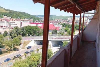 Apartament cu 4 camere decomandat în Central
