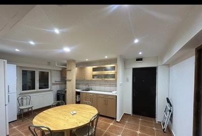 Apartament cu 3 camere decomandat în Calea București