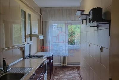 Apartament cu 3 camere decomandat în Podul de Fier
