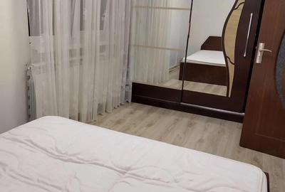 Apartament cu 3 camere semidecomandat, mobilat în Craiovița Nouă