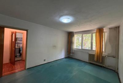 Apartament cu 3 camere semidecomandat în Berceni