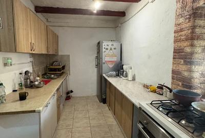 Casă cu 2 camere cu Teren 1450 Mp în Central