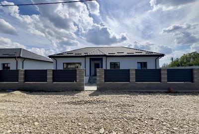 Casă cu 4 camere în Hințești