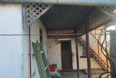 Casă cu 2 camere cu Teren 3000 Mp în Central