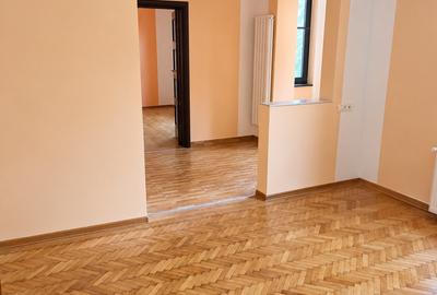 Apartament cu 4 camere decomandat în Dacia