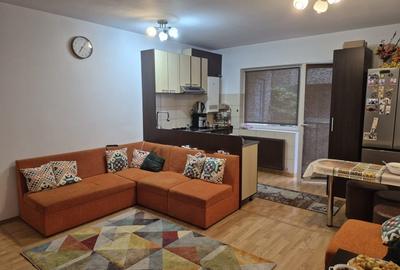 Apartament cu 3 camere semidecomandat, mobilat în Florești