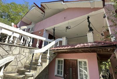 Casă cu 4 camere cu Teren 1000 Mp în Banca Națională