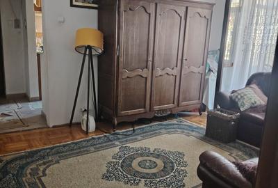 Apartament cu 4 camere semidecomandat în Central