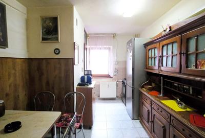 Apartament cu 3 camere decomandat în Intim
