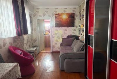 Apartament cu 4 camere decomandat în Titan