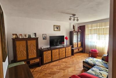 Apartament cu 3 camere în Cetate
