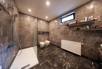 Casă individuală cu 8 camere cu Canalizare în Central - 26