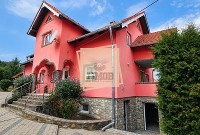 Casă cu 6 camere decomandat cu Teren 935 Mp în Central