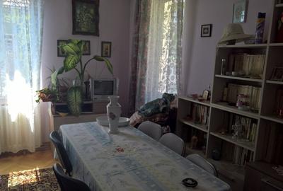 Apartament cu 3 camere semidecomandat în Central - 1